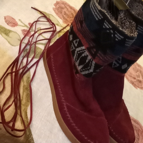 Tom's leather/poly-faux fur boots. - Picture 3 of 6